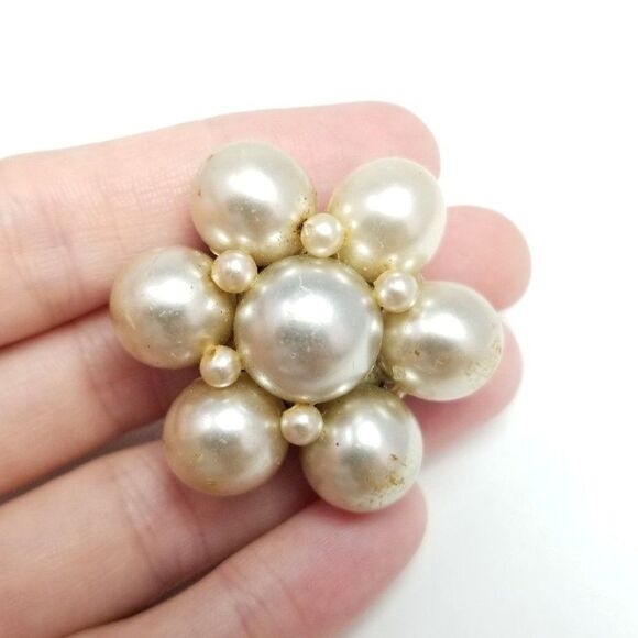 Vintage Faux Pearl Flowe Brooch, Retro Cluster Design, Estate Lapel Pin - Picture 1 of 6